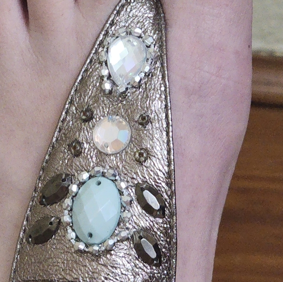 SUPER CUTE~ WOMENS~ MAURICES ~FLAT THONG SANDALS ~SIZE 8~ EXCELLENT CONDITION - Picture 2 of 14